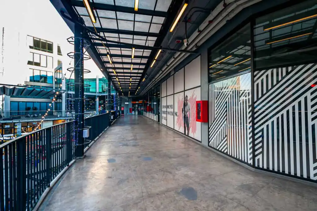Summer Hill Sukhumvit's modern walkway with shops and outdoor seating.